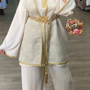 Conjunto Elegante de Dos Piezas con Bordados Dorados