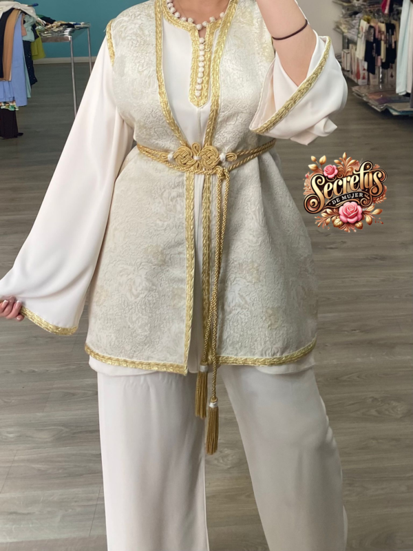 Conjunto Elegante de Dos Piezas con Bordados Dorados