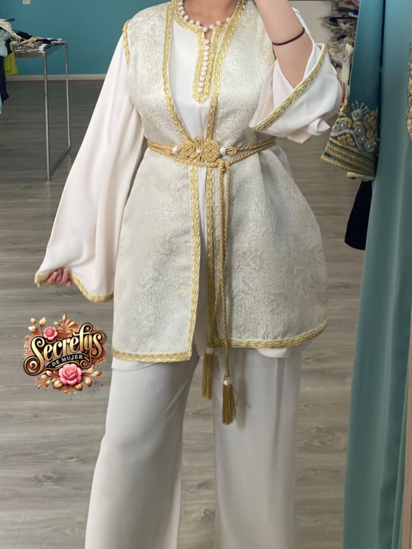 Conjunto Elegante de Dos Piezas con Bordados Dorados - Imagen 3