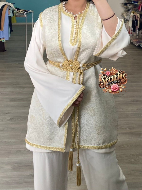 Conjunto Elegante de Dos Piezas con Bordados Dorados - Imagen 4