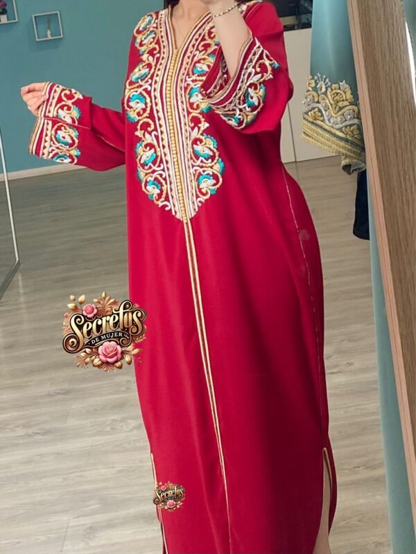 Kaftán Bordado Rojo Elegante – Secrets de Mujer - Imagen 3