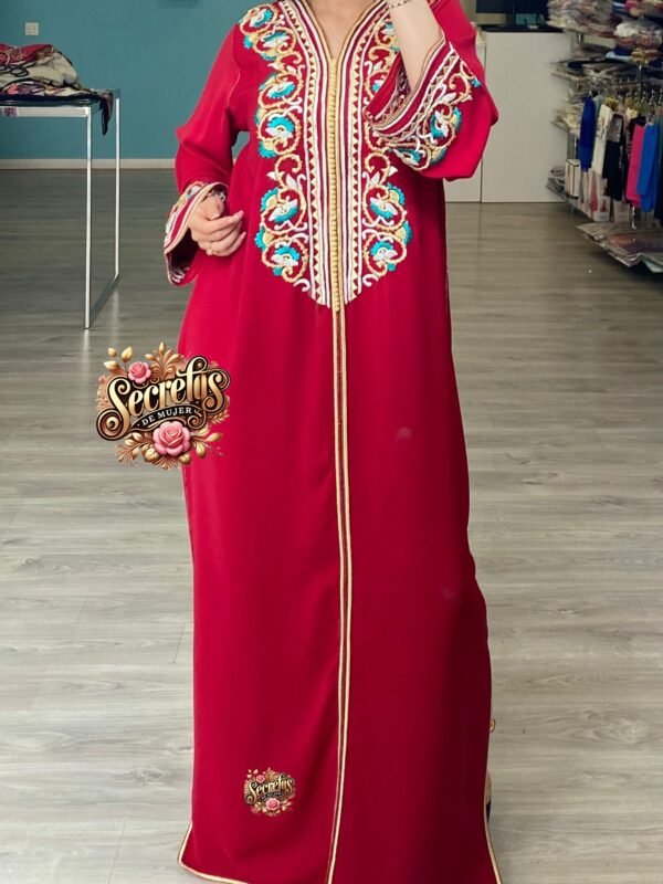 Kaftán Bordado Rojo Elegante – Secrets de Mujer - Imagen 2
