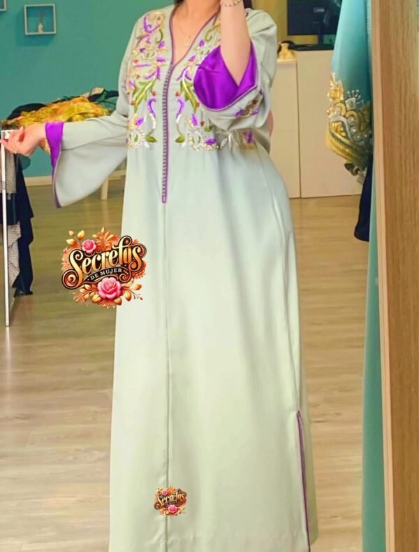 Kaftán Verde Menta con Bordado Floral y Forro Fucsia – Secrets de Mujer - Imagen 2
