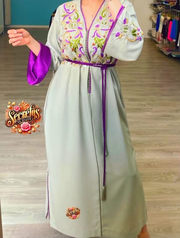 Kaftán Verde Menta con Bordado Floral y Forro Fucsia – Secrets de Mujer - Imagen 4